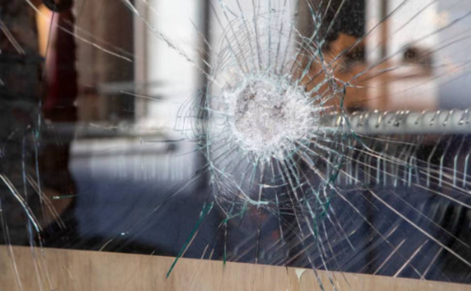 Paura in pieno giorno: spari contro la vetrina di una boutique, danneggiata anche un'auto 51 vetrina frantumi