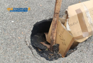 Saporito, in pochi giorni da buca a voragine. Residenti preoccupati: «la strada rischia di sprofondare» 52 541ad544 6aa4 4d4f aa03 e517cf585c4b