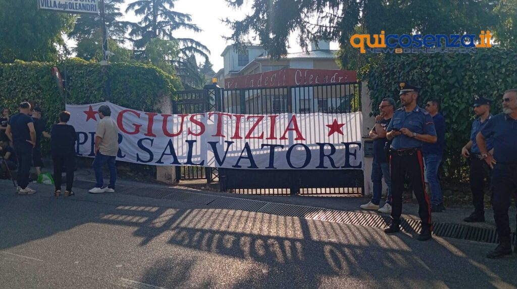 Ultrà morto a Villa degli Oleandri, restituito quaderno ‘top secret’. Protesta davanti alla clinica (VIDEO) 3 protesta salvatore iaccino villa degli oleandri