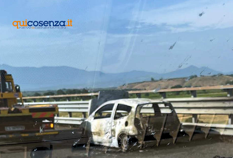 Auto in fiamme A2 Tarsia Altomonte