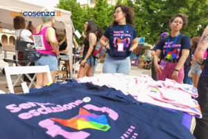 Cosenza Pride 2025: In migliaia per le vie della città tinta di arcobaleno «senza esclusione» - FOTO 55 Cosenza pride2025 01