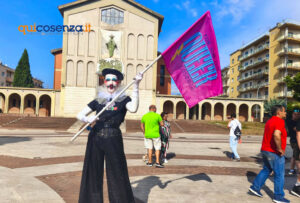 Cosenza Pride 2025: In migliaia per le vie della città tinta di arcobaleno «senza esclusione» - FOTO 64 Cosenza pride2025 07