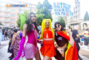 Cosenza Pride 2025: In migliaia per le vie della città tinta di arcobaleno «senza esclusione» - FOTO 65 Cosenza pride2025 09