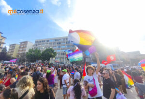 Cosenza Pride 2025: In migliaia per le vie della città tinta di arcobaleno «senza esclusione» - FOTO 68 Cosenza pride2025 12
