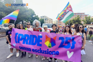 Cosenza Pride 2025: In migliaia per le vie della città tinta di arcobaleno «senza esclusione» - FOTO 61 Cosenza pride2025 16