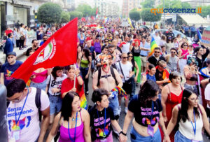 Cosenza Pride 2025: In migliaia per le vie della città tinta di arcobaleno «senza esclusione» - FOTO 60 Cosenza pride2025 17