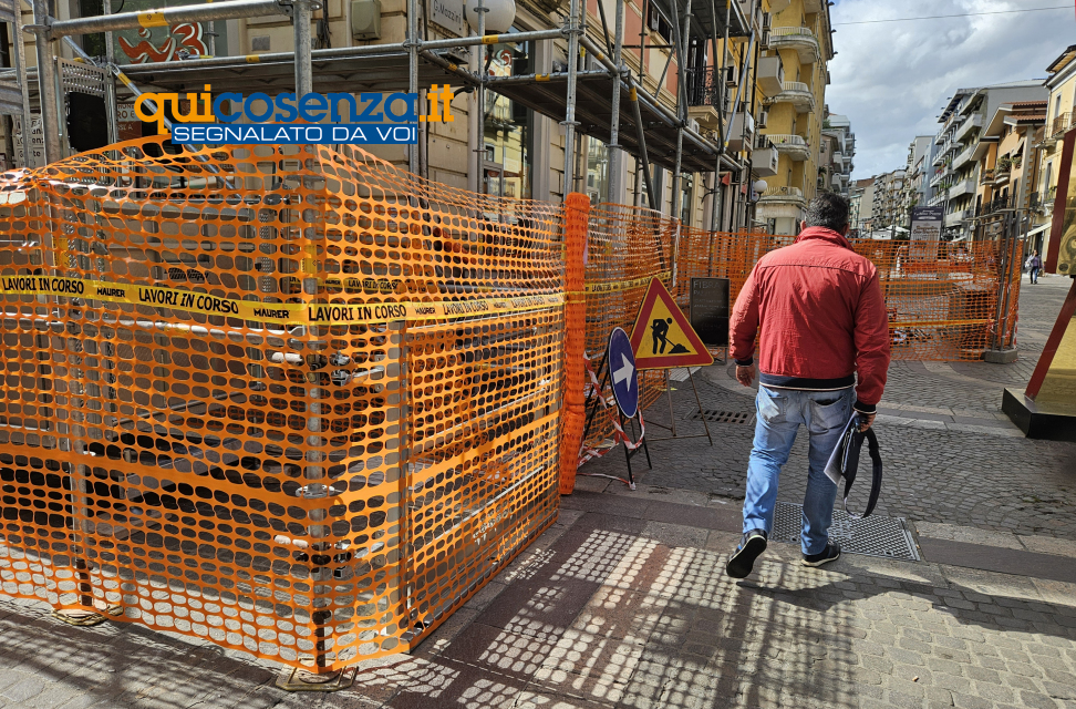 Cosenza, la lettera aperta: «quell'impalcatura sta azzerando la clientela nella nostra attività» 54 Cosenza corso mazzin lavori2