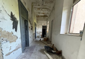 Incendio nell'ex scuola di Donnici Superiore. «Abbandonata al degrado, pericolo per la sicurezza pubblica» 58 Donnci 3