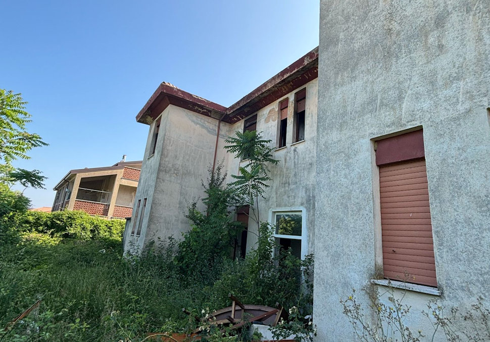 Incendio nell'ex scuola di Donnici Superiore. «Abbandonata al degrado, pericolo per la sicurezza pubblica» 61 Donnici 5