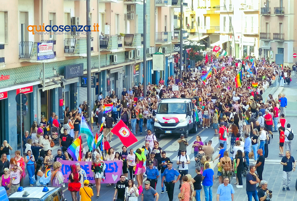 Cosenza Pride 2025: In migliaia per le vie della città tinta di arcobaleno «senza esclusione» - FOTO 54 Ga pride Cosenza2