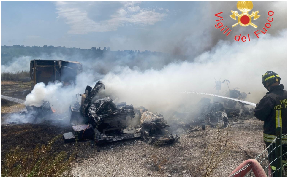 Torna l'incubo incendi: vasto rogo danneggia giostre. Fumo visibile dalla SS 280 - VIDEO 51 Giostre-Maida