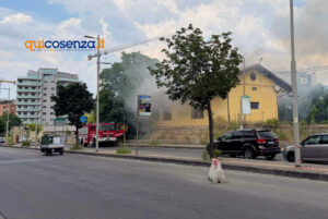 Cosenza, divampa un incendio in una struttura nel parcheggio di Ferrovie della Calabria dietro i Due Fiumi 52 Incendio Cosenza2
