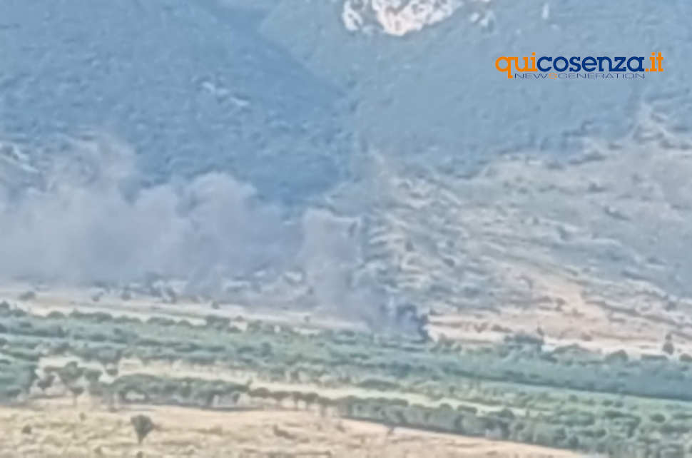 Mezzo pesante prende fuoco sull'Autostrada A2 nei pressi di Castrovillari. Traffico deviato in direzione Nord 54 Incendio mezzo Pesante Castrovillari