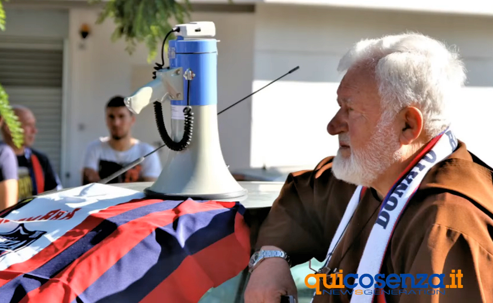 La sciarpa del Cosenza Calcio rubata dalla lapide di Padre Fedele. "Rispettate la sua memoria, lasciatela li" 53 Padre Fedele Cosenza Monaco