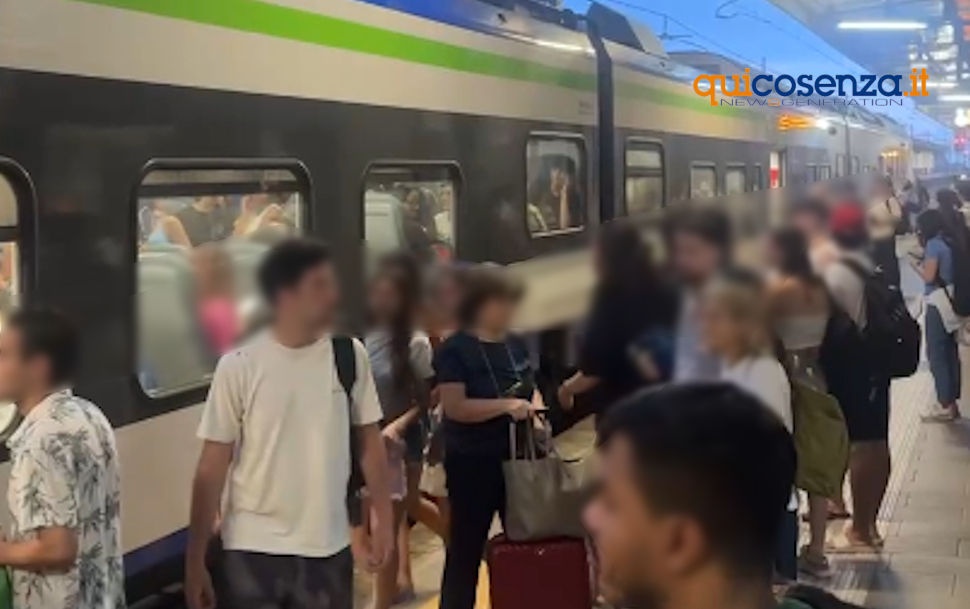 Rientro dal mare nel caos: auto in coda e delirio in stazione. Treno strapieno fermo, viaggiatori imbufaliti 55 Paola treno3 sfoca