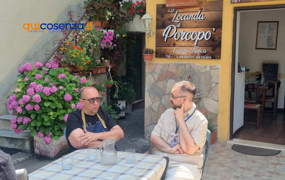 Il tiktoker col grembiule che celebra Cosenza nei piatti, tra gag e ironia. Per tutti semplicemente "Porcopò" 62 Porcopo e marco belmonte