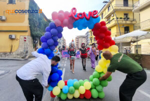 Cosenza Pride 2025: In migliaia per le vie della città tinta di arcobaleno «senza esclusione» - FOTO 62 Price Cosenza mew 01