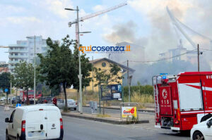 Cosenza, divampa un incendio in una struttura nel parcheggio di Ferrovie della Calabria dietro i Due Fiumi 53 Rogo Cosenza 01