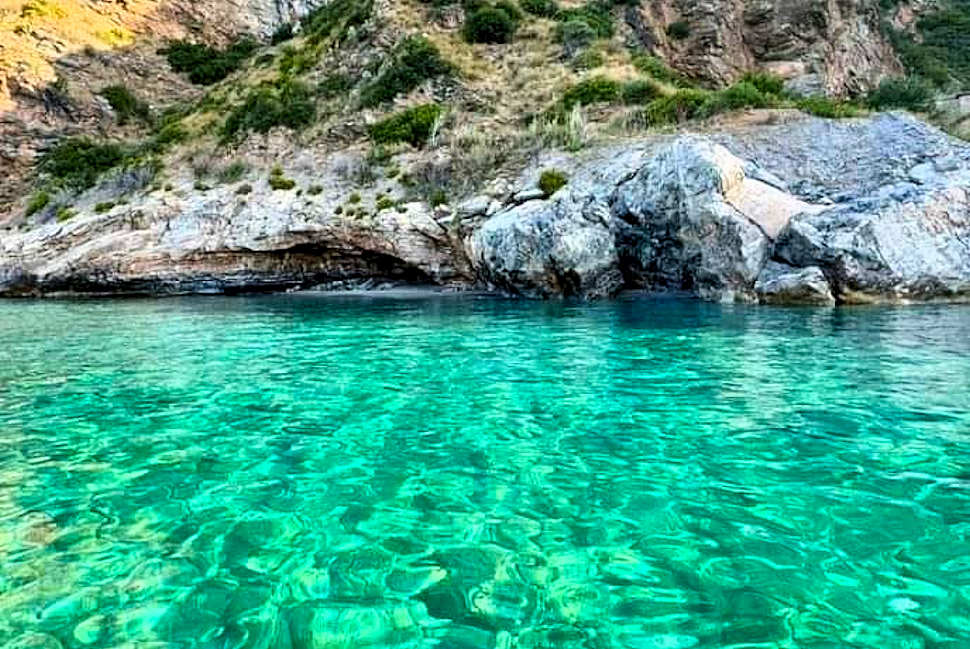 Balneazione 2026: il mare in Calabria si conferma di elevata qualità. Oltre il 93% delle acque è al top - IL REPORT 53 Scogliera dei Rizzi Cetraro