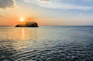 Le spiagge più belle della Calabria 2025: dal Tirreno allo Jonio ecco 10 paradisi mozzafiato per la tua estate 56 Scoglio di Pietra Cervaro 2