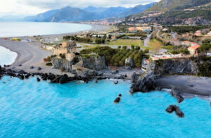 Le spiagge più belle della Calabria 2025: dal Tirreno allo Jonio ecco 10 paradisi mozzafiato per la tua estate 53 Spiagge di Fiuzzi 2