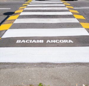 A Tortora si attraversa la strada... con le canzoni. Ecco le strisce pedonali che raccontano musica 52 Tortora3