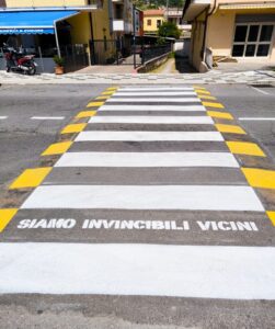 A Tortora si attraversa la strada... con le canzoni. Ecco le strisce pedonali che raccontano musica 53 Tortora4