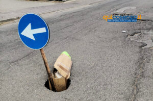 Saporito, in pochi giorni da buca a voragine. Residenti preoccupati: «la strada rischia di sprofondare» 53 a0305641 b4b0 4c5d a545 404789fa72e9