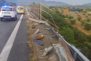 Tir precipitato da un viadotto della A2, deviazioni da brividi. Migliorano i due corrieri (VIDEO) 53 a2 viadotto salso tir castrovillari 1
