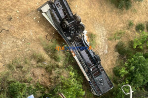Tir precipitato da un viadotto della A2, deviazioni da brividi. Migliorano i due corrieri (VIDEO) 54 a2 viadotto salso tir castrovillari 2