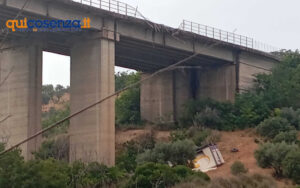 Tir precipitato da un viadotto della A2, deviazioni da brividi. Migliorano i due corrieri (VIDEO) 55 a2 viadotto salso tir castrovillari 3