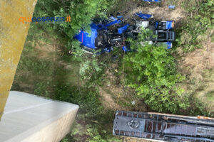 Tir precipitato da un viadotto della A2, deviazioni da brividi. Migliorano i due corrieri (VIDEO) 56 a2 viadotto salso tir castrovillari 3