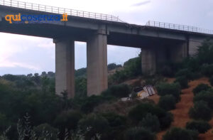 Tir precipitato da un viadotto della A2, deviazioni da brividi. Migliorano i due corrieri (VIDEO) 57 a2 viadotto salso tir castrovillari 4