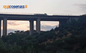 Tir precipitato da un viadotto della A2, deviazioni da brividi. Migliorano i due corrieri (VIDEO) 58 a2 viadotto salso tir castrovillari 5