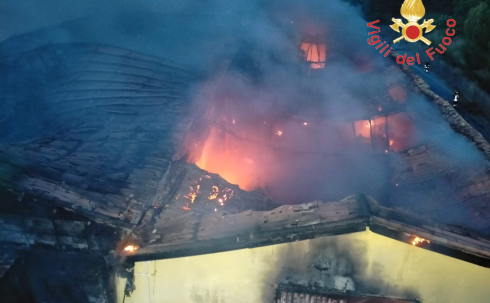 Inferno di fuoco a Nocera Terinese: in cenere un capannone dell'azienda vitivinicola Odoardi - VIDEO 51 capannone industriale