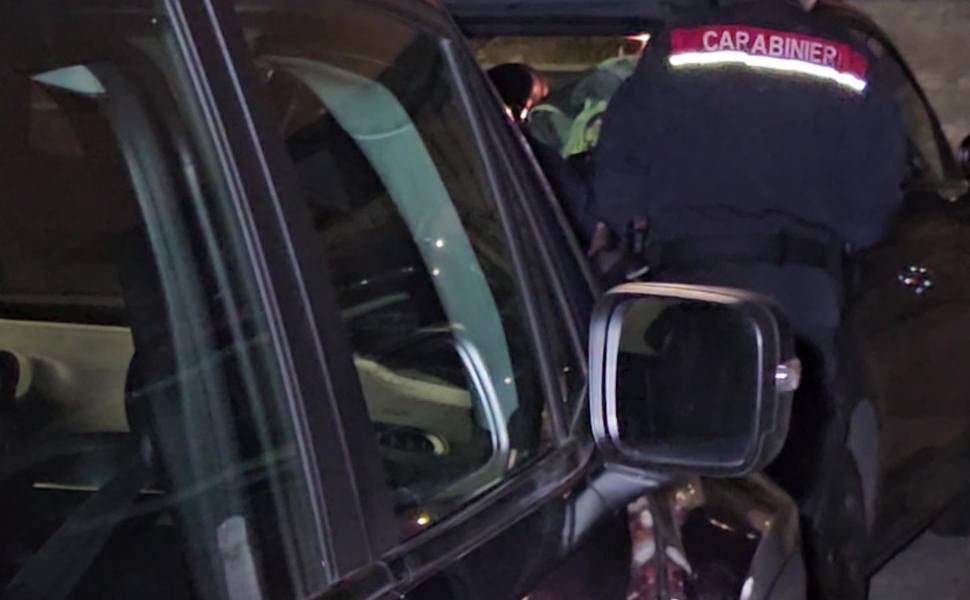 Detenzione e porto illegale di armi: i carabinieri denunciano tre persone 51 carabinieri