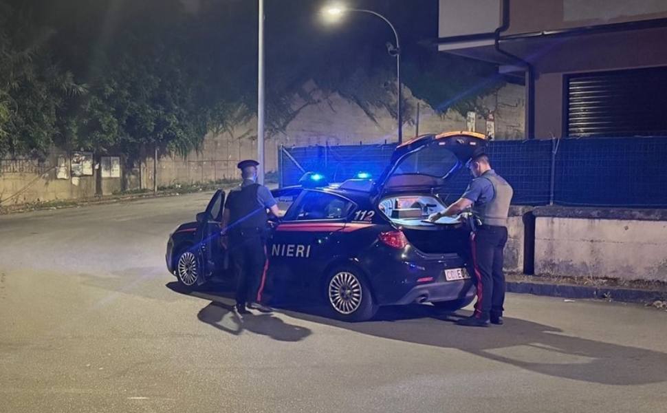 Festeggia il rientro del marito dal carcere con fuochi illegali: denunciata una donna 51 carabinieri controlli