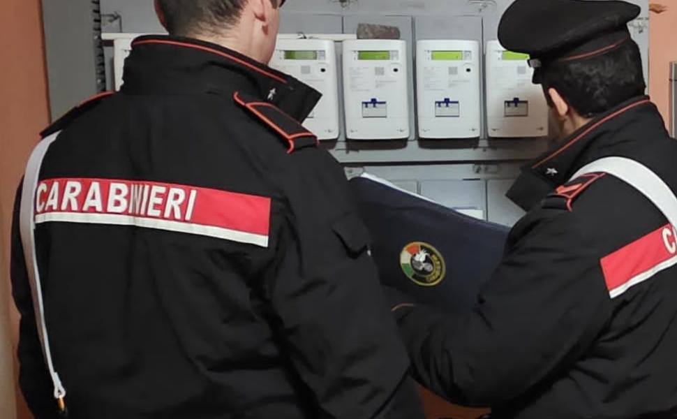 Donna arrestata per furto di energia elettrica: alimentava abusivamente tutta la casa 51 carabinieri furto energia