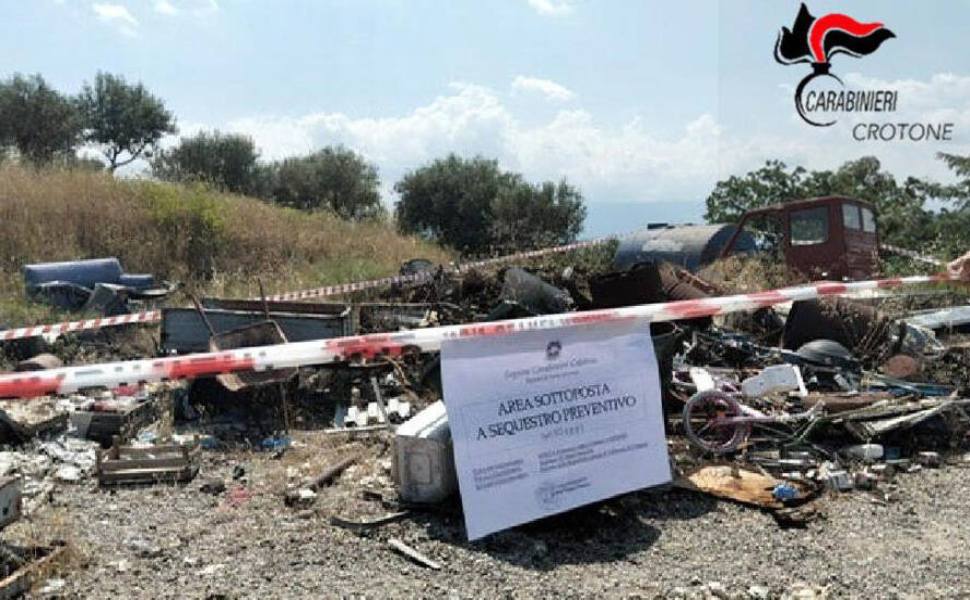 Sequestrata area abusiva adibita a discarica con rifiuti pericolosi: denunciato un 48enne 53 discarica rifiuti san mauro marchesato 01