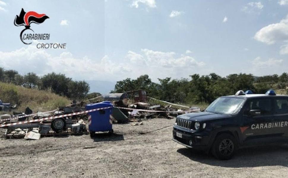 Sequestrata area abusiva adibita a discarica con rifiuti pericolosi: denunciato un 48enne 54 discarica rifiuti san mauro marchesato 02