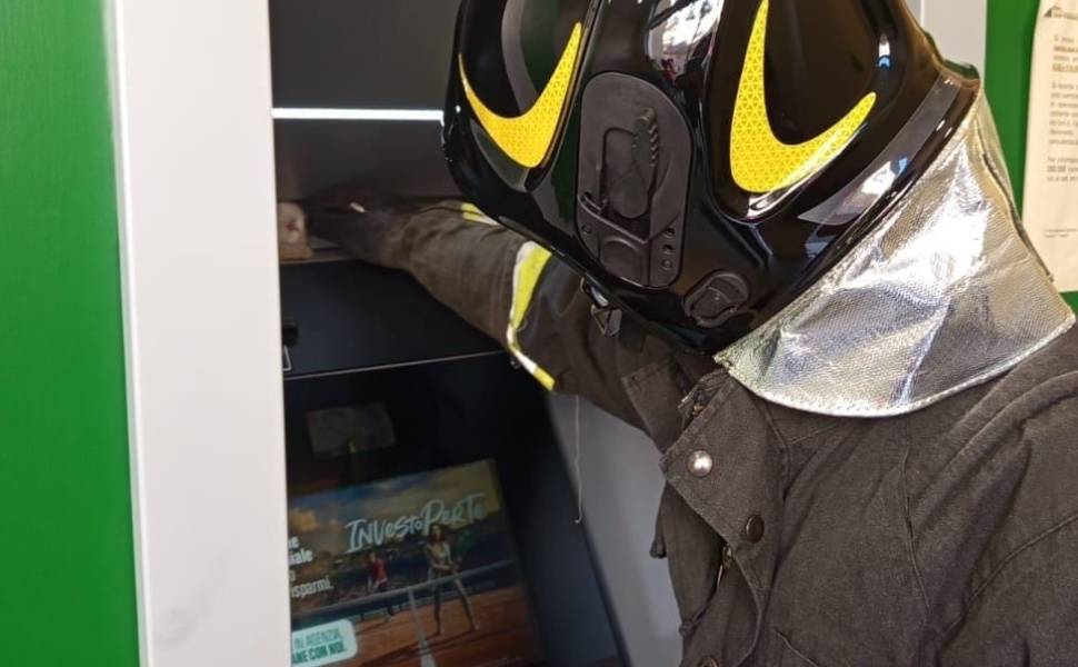 gattino salvato vigili del fuoco 02