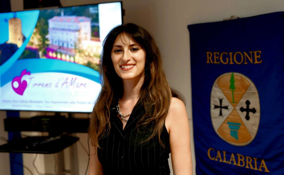 Bruxelles, presentato il “Tirreno d’Amare 2026”: oltre 20 eventi tra cultura, musica e turismo in Calabria 52 giusy caruso bruxelles tirreno d'amare