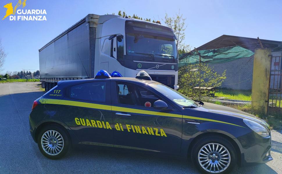 Contrabbando di alcol spacciato per disinfettante: sequestrati 24mila litri tra Veneto e Calabria, tre denunciati 54 guardia finanza alcol 01