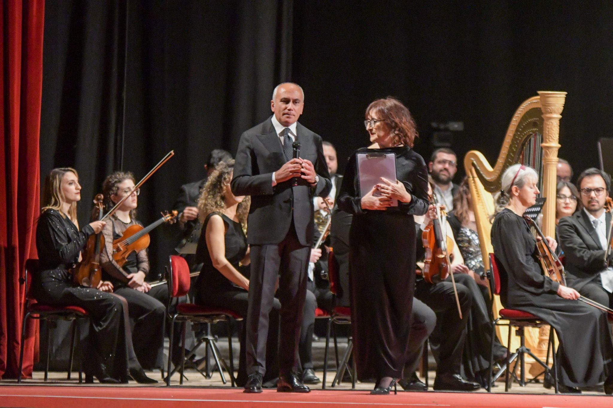 Orchestra Sinfonica Brutia riconfermata dal Ministero: eccellenza musicale della Calabria 54 il-Sindaco-Franz-Caruso-e-sullo-sfondo-lOrchestra-Sinfonica-Brutia