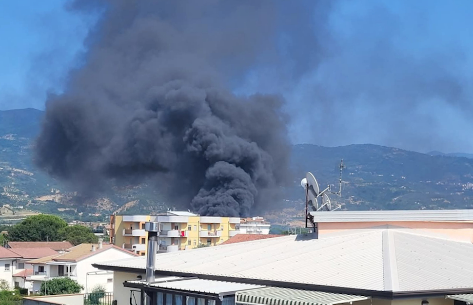 Montalto Uffugo, incendio devasta il piazzale di un'autocarrozzeria. Diversi veicoli distrutti 72 incendio Montalto uffugo