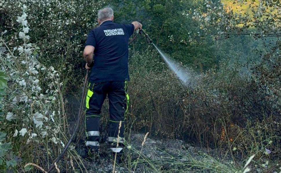 Castrolibero: paura per un incendio in via Barbaro, minacciate abitazioni e spazi verdi 54 incendio via barbaro castrolibero 2