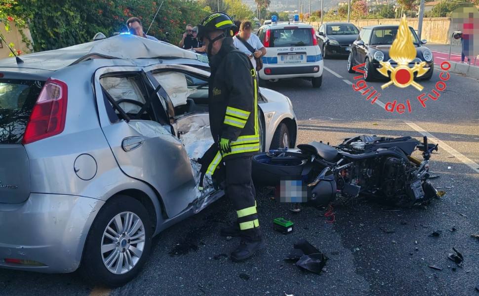 Violento incidente stradale tra un'auto e una moto, centauro gravemente ferito 53 incidente catanzaro auto moto 01