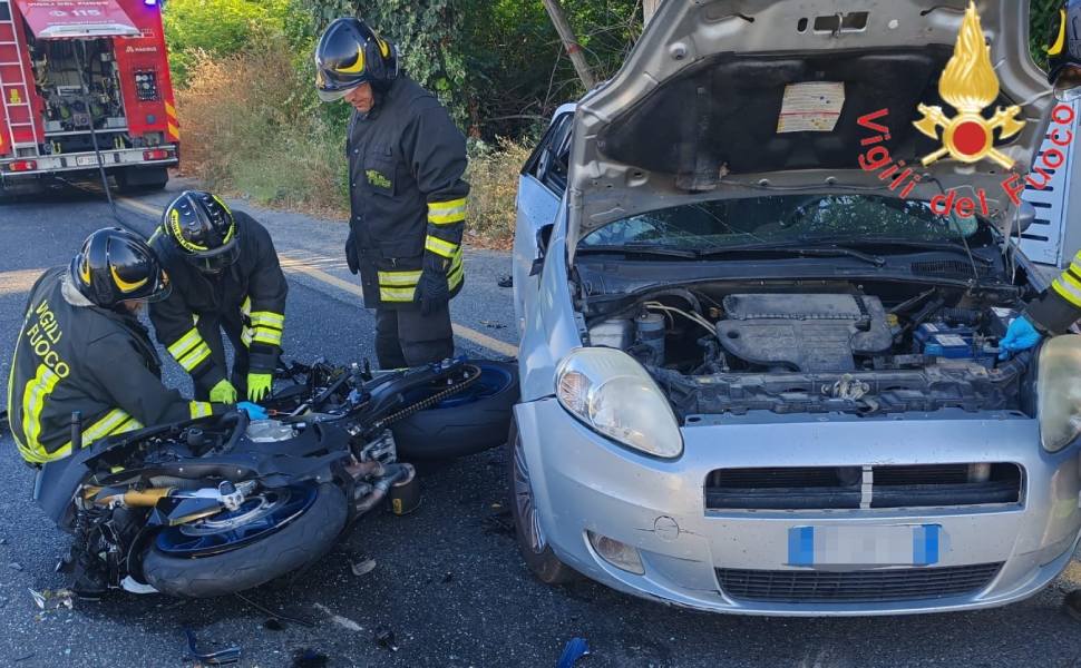 Violento incidente stradale tra un'auto e una moto, centauro gravemente ferito 54 incidente catanzaro auto moto 02