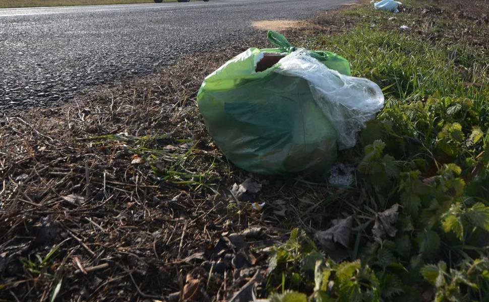 lancio sacchetto strada incivili