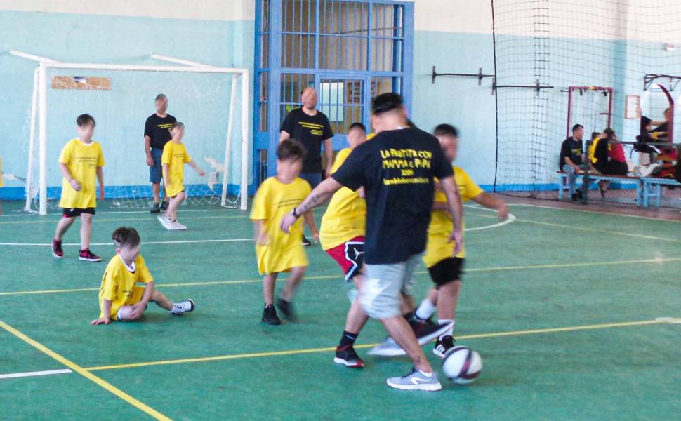 Anche a Cosenza si gioca "La Partita con mamma e papà": il calcio unisce genitori detenuti e figli 54 partita con mamma e papa 02
